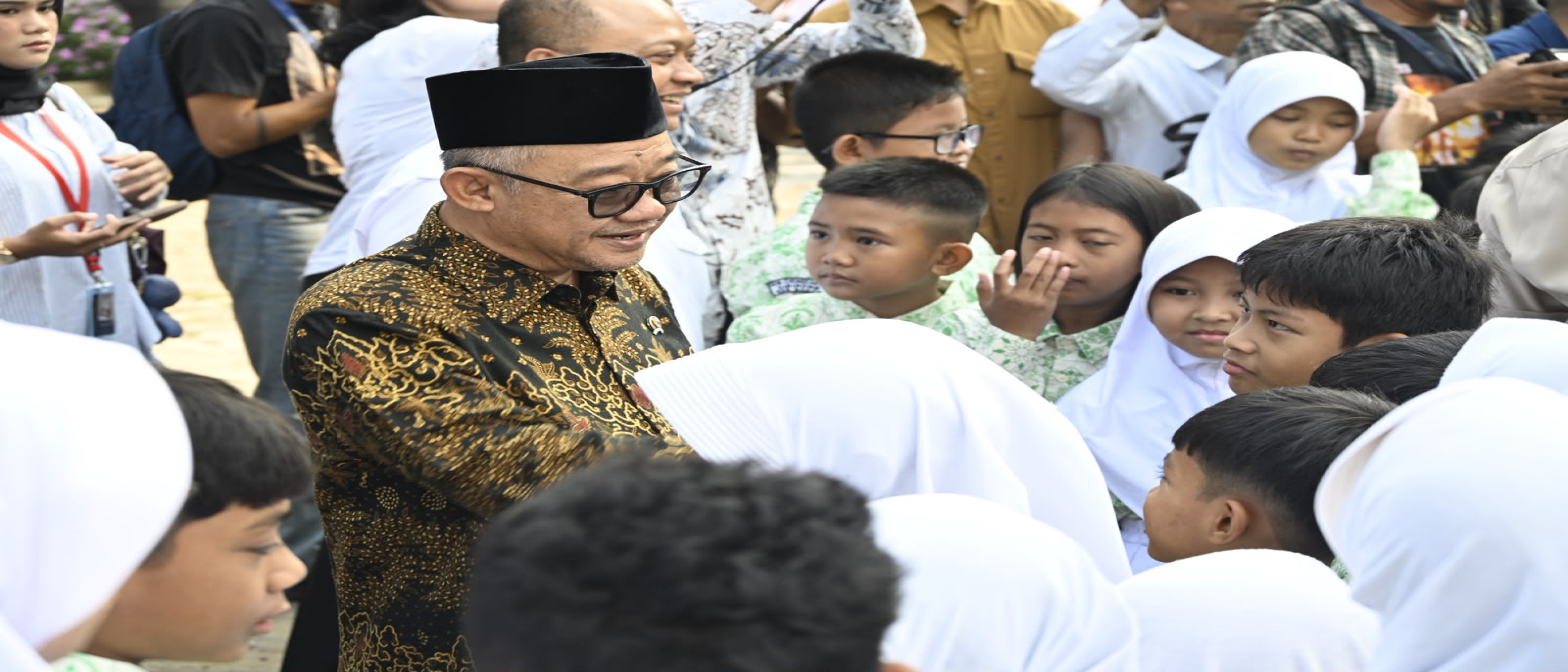 Siaran Pers Kemendikdasmen : Bertemu Anak-Anak di SD Negeri Cirimekar 02, Mendikdasmen Dampingi Menko PMK Lihat Sekolah yang Kini Lebih Nyaman