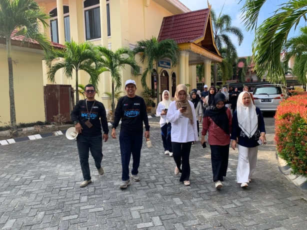 Jalan Santai untuk menjaga kebugaran dan semangat kerja yang tinggi! 