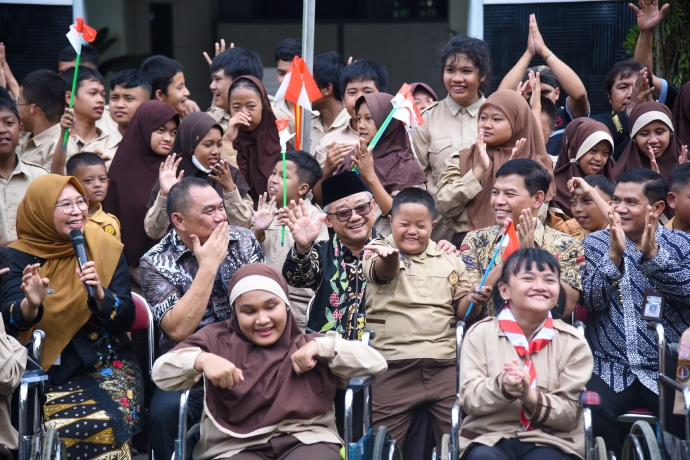 Keceriaan Anak-Anak SLBN Temanggung saat Bertemu Mendikdasmen