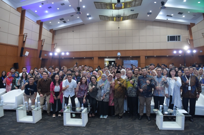 Kemendikdasmen Raih Gold Play Button - YouTube